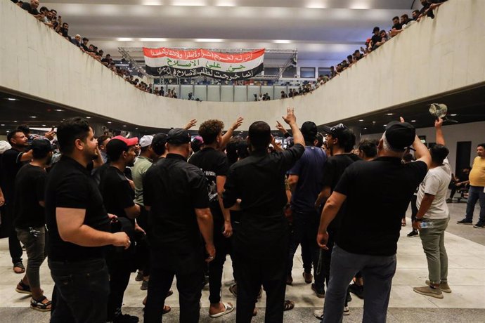 Manifestantes afines a Moqtada al Sadr dentro de la sede del Parlamento iraquí