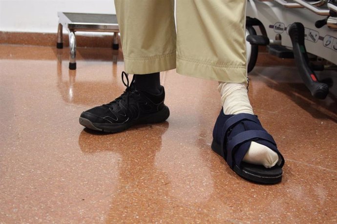 Archivo - Paciente con zapato ortopédico tras ser operado de juanetes en una imagen de archivo.