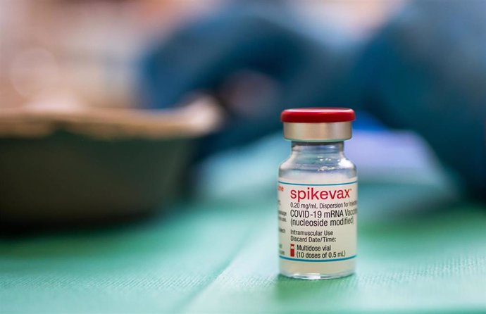 Archivo - 25 December 2021, Baden-Wuerttemberg, Lauffen am Neckar: A vial of Moderna's "Spikevax" Corona vaccine stands on a table during a vaccination campaign in a community centre. Photo: Christoph Schmidt/dpa