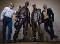 Bryan Cranston y Aaron Paul inauguran sus estatuas de Breaking Bad en Albuquerque