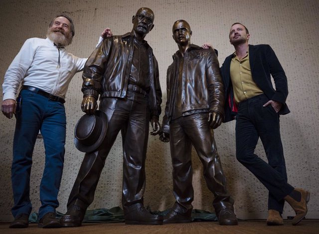 Fotografía de Bryan Cranston y Aaron Paul junto a sus recién inauguradas estatuas de Breaking Bad en Albuquerque