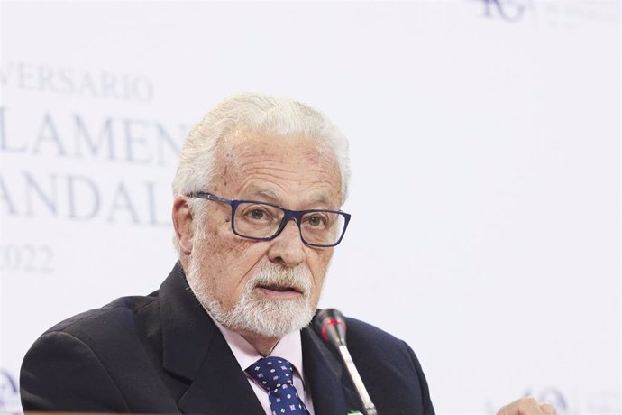 Archivo - Rueda de prensa del, Defensor del Pueblo Andaluz, Jesús Maeztu, durante a entrega de la Memoria de 2021 en el Parlamento de Andalucía, a 6 de abril de 2022 en Sevilla (Andalucía, España)