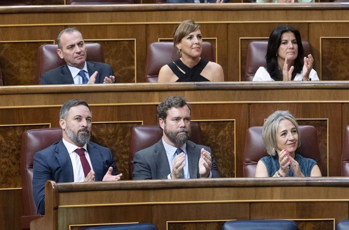 El líder de Vox, Santiago Abascal (i), y el portavoz de Vox en el Congreso, Iván Espinosa de los Monteros (d), durante un pleno extraordinario en el Congreso de los Diputados, a 13 de julio de 2022, en Madrid (España). Esta sesión tiene lugar tras el De