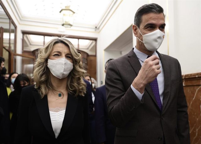 Archivo - La vicepresidenta segunda del Gobierno y ministra de Trabajo y Economía Social, Yolanda Díaz, y el presidente del Gobierno, Pedro Sánchez, en el pasillo del Congreso.