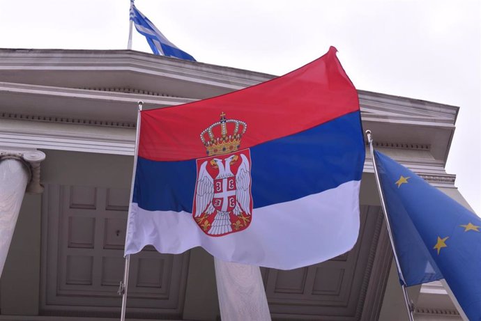 Bandera de Serbia en una fotografía de archivo