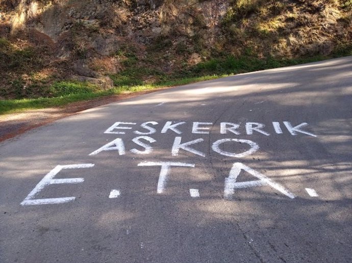 Archivo - Pintada a favor de ETA en una carretera de Llodio al paso de la Itzulia