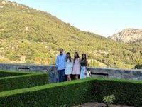 Los Reyes, la Princesa de Asturias y la Infanta Sofía recorren Valldemossa entre aplausos y vítores