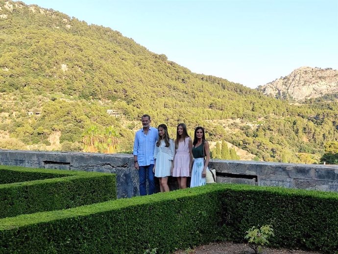 Los Reyes de España, Felipe VI y Doña Letizia, y sus hijas, la Princesa de Asturias y la Infanta Sofía, en La Cartuja de Valldemossa, en Mallorca.