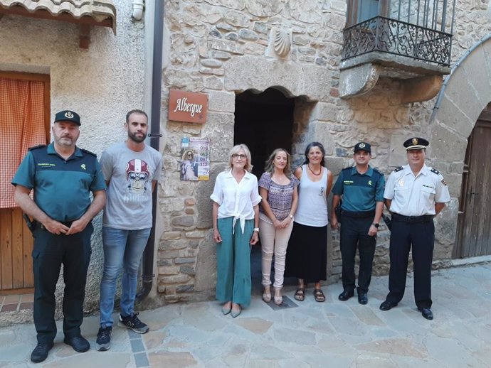 La subdelegada del Gobierno en Huesca, Silvia Salazar, participa, en el albergue municipal de Santa Cilia, en la presentación de la nueva temporada de la campaña 'No caminas sola'.