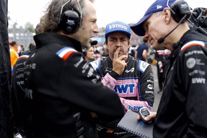 Fernando Alonso junto a sus ingenieros de Alpine durante el Gran Premio de Hungría 2022