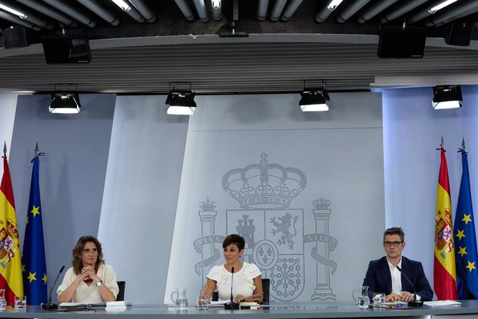 (I-D) La vicepresidenta tercera i ministra per a la Transició Ecolgica i el Repte Demogrfic, Teresa Ribera; la ministra Portaveu, Isabel Rodríguez; i el ministre de la Presidncia, Relacions amb les Corts i Memria Democrtica, Félix Bolaños