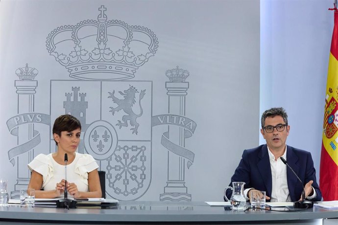 La ministra Portavoz, Isabel Rodríguez, y el ministro de la Presidencia, Relaciones con las Cortes y Memoria Democrática, Félix Bolaños, en una rueda posterior al Consejo de Ministros en el Complejo de la Moncloa, a 1 de agosto de 2022, en Madrid (Españ