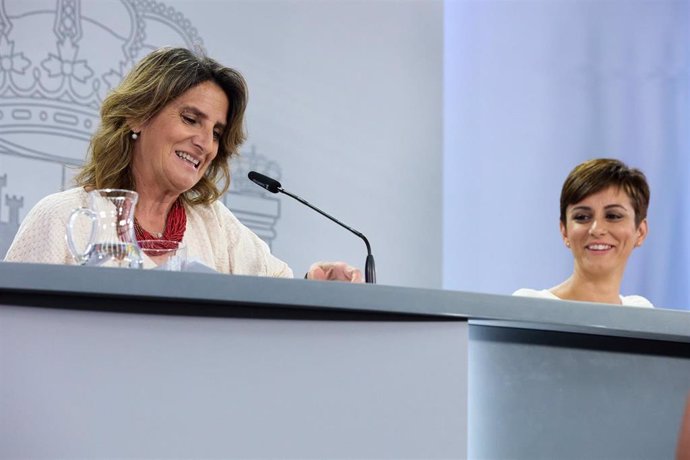 La vicepresidenta tercera y ministra para la Transición Ecológica y el Reto Demográfico, Teresa Ribera (i), y la ministra Portavoz, Isabel Rodríguez (d), en una rueda posterior al Consejo de Ministros.