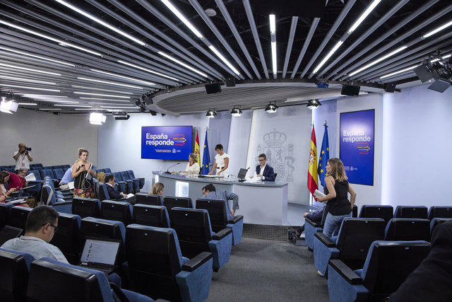 Teresa Ribera, Isabel Rodríguez y Félix Bolaños, tras finalizar una rueda posterior al Consejo de Ministros en el Complejo de la Moncloa, a 1 de agosto de 2022, en Madrid (España). 