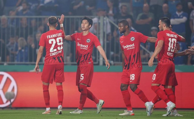El japonés Daichi Kamada celebra el 0-1 del Eintracht ante el Magdeburgo en la Copa de Alemania 22-23