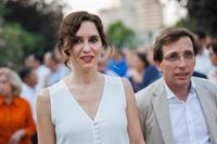 Ayuso dice que Madrid no apagará la luz de los edificios públicos ni escaparates porque "espanta al turismo y consumo"