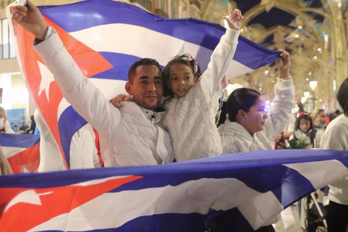 Archivo - 15 November 2021, Spain, Malaga: A group of Cubans living in Malaga take part in a protest in support of the 15N (15 November) protests called by dissidents in Cuba to demand freedom on the island. Photo: Lorenzo Carnero/ZUMA Press Wire/dpa