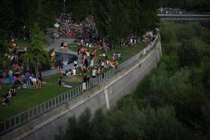 Archivo - Grupos de personas disfrutan en la fuente transitable conocida popularmente como los chorros o la playa de Madrid Río