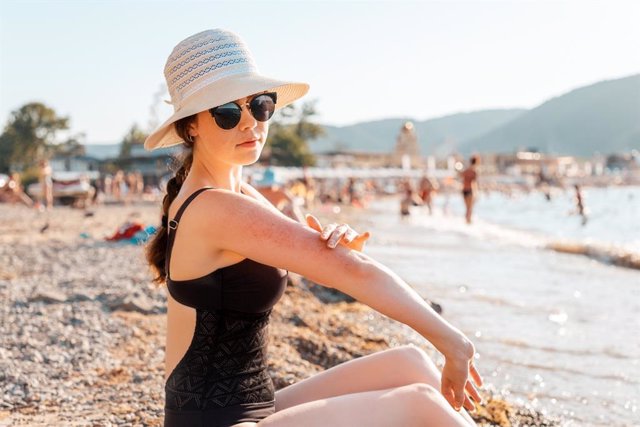 Archivo - Mujer tomando el sol en la playa.