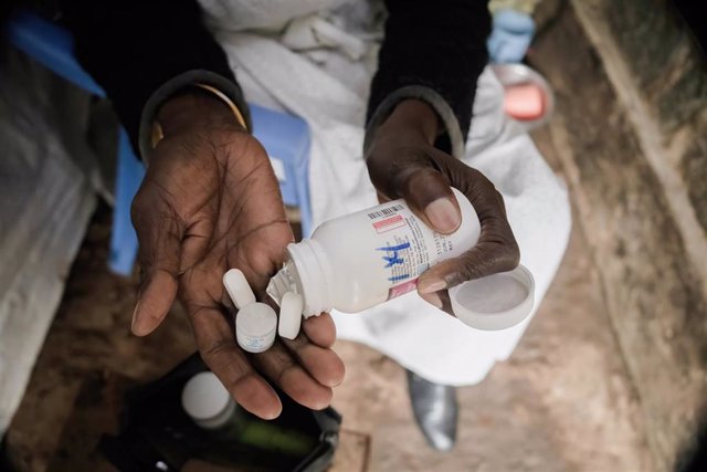 Archivo - 01 December 2021, Kenya, Nairobi: A woman takes her Antiretroviral drugs (ARVs) pills during the World Aids Day in Kibera.
