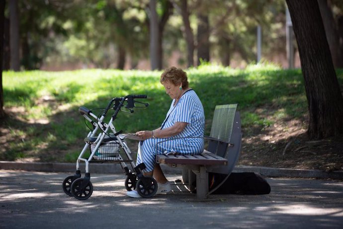 Una mujer en un parque