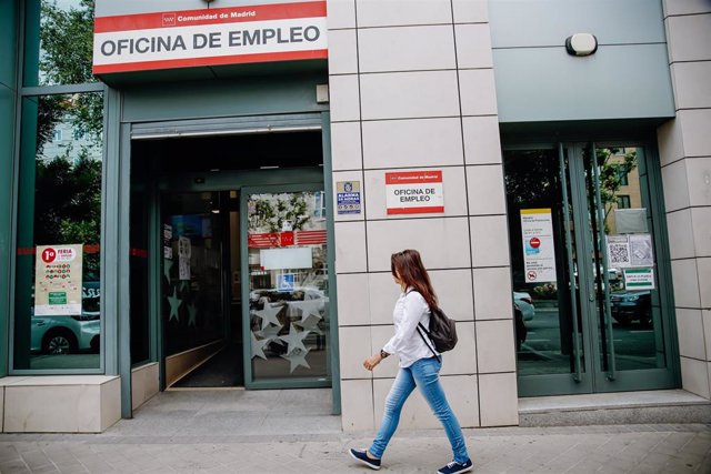 Archivo - Un mujer pasa por delante de una oficina del Servicio Público de Empleo Estatal (Sepe)