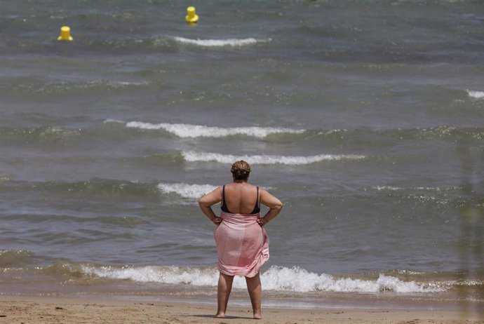 Archivo - Una mujer en la Playa de la Malvarrosa 