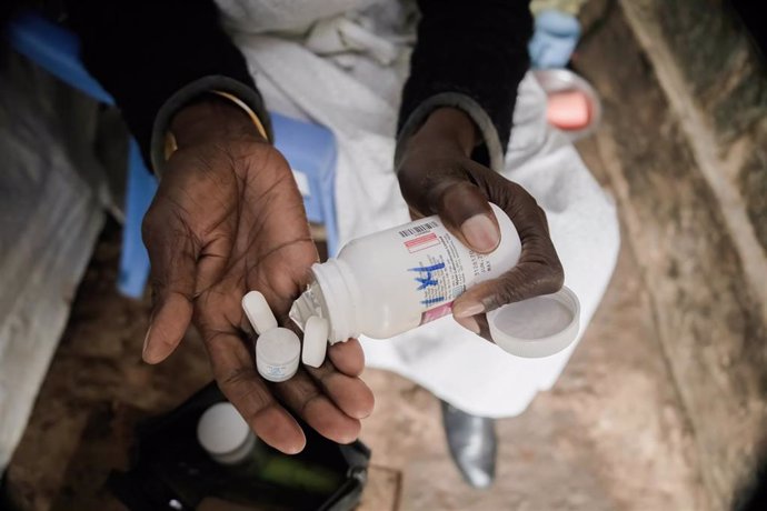 Archivo - 01 December 2021, Kenya, Nairobi: A woman takes her Antiretroviral drugs (ARVs) pills during the World Aids Day in Kibera. Photo: Donwilson Odhiambo/SOPA Images via ZUMA Press Wire/dpa