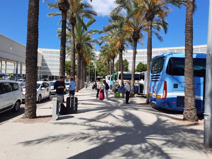 Archivo - Llegada de turistas al aeropuerto de Palma.