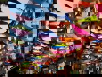 Mantones y farolillos engalanan las calles de Centro para recibir a las fiestas más castizas de Madrid tras la pandemia