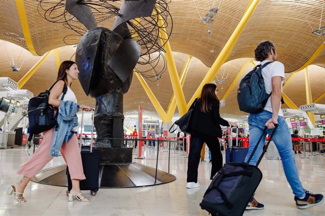 Archivo - Pasajeros con sus maletas en la Terminal 4 del Aeropuerto Adolfo Suárez Madrid Barajas, en Madrid (España). 