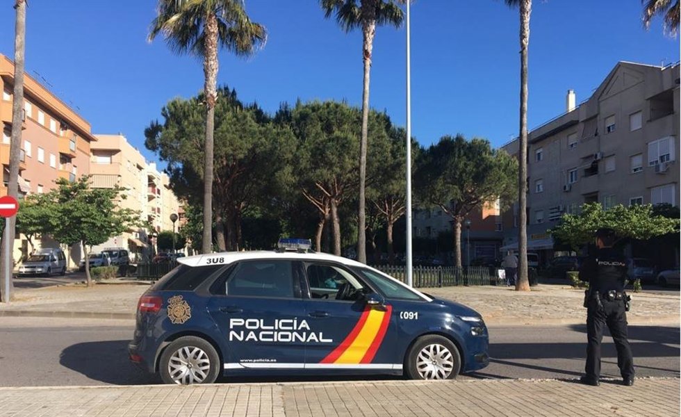 Archivo - Imagen de archivo de un vehículo de la Policía y un agente en Rota (Cádiz).
