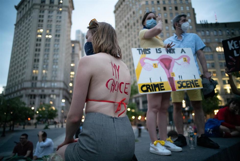Archivo - Activistas por los derechos reproductivos protestan en Nueva York, Estados Unidos, tras el anuncio de la derogación del aborto por parte del Tribunal Supremo