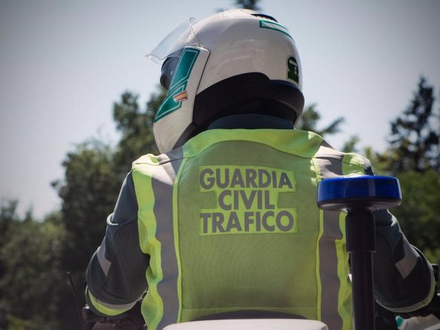 Archivo - Agente de Tráfico de la Guardia Civil.