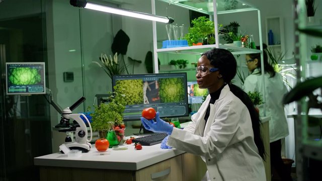 Una científica examinando una fruta en un laboratorio