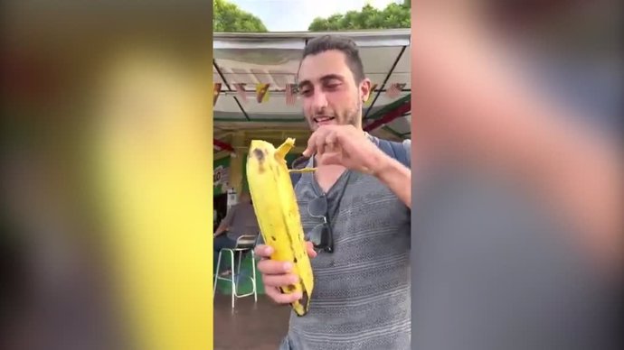 Esta pareja estaba de viaje en Borneo cuando encontraron plátanos gigantes
