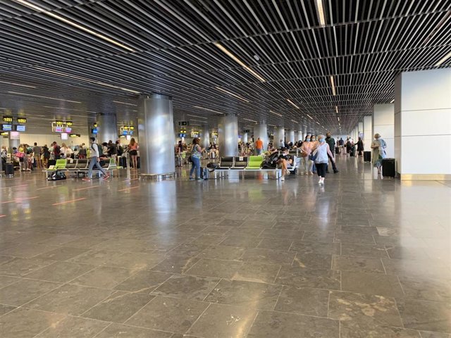 Archivo - Aeropuerto de Gran Canaria, turismo
