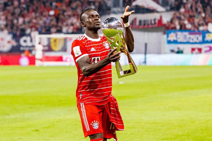 Sadio Mane of Bayern Munich celebrates with the trophy during the German Super Cup football match between RB Leipzig and Bayern Munich on July 30, 2022 at Red Bull Arena in Leipzig, Germany - Photo Max Ellerbrake / firo Sportphoto / DPPI