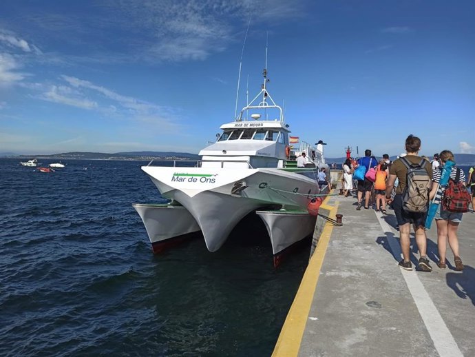 Pasajeros embarcando para ir a la Isla de Ons.