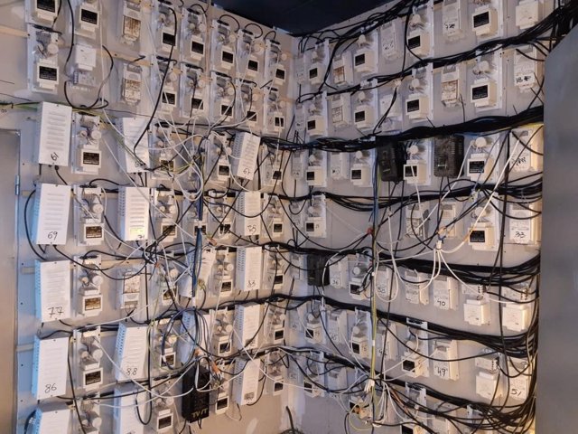 Instal·lació elèctrica irregular lligada a una plantació de marihuana