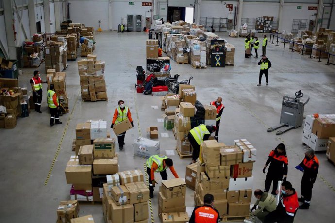 Archivo - Voluntarios preparan material para llevar a cabo el envío de 400.000 kilos de mercancías solidarias hacia Ucrania, en el Centro Logístico del Hospital de Emergencias Enfermera Isabel Zendal 