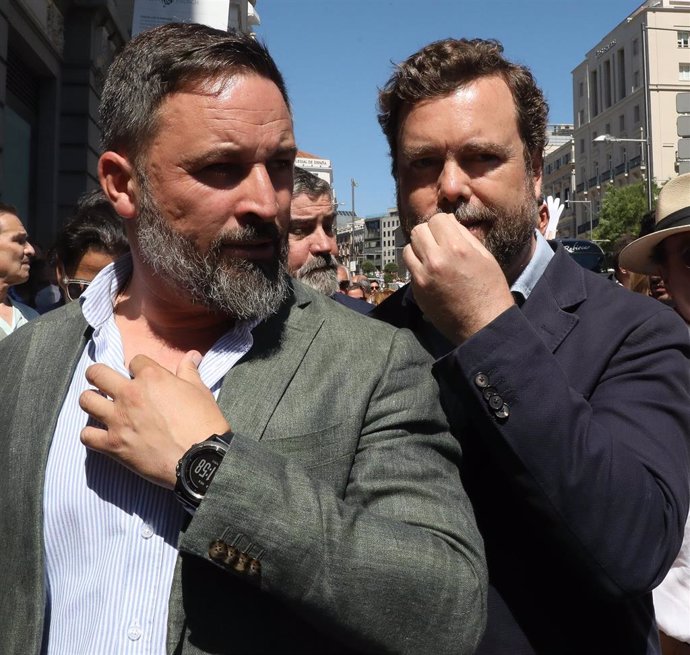 El líder de Vox, Santiago Abascal (i) y el portavoz parlamentario de Vox en el Congreso, Iván Espinosa de los Monteros.