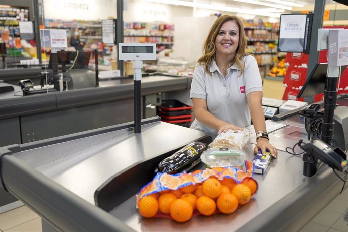 Archivo - Cajera de supermercado de DIA