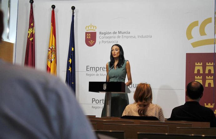 La consejera de Empresa, Empleo, Universidades y Portavocía, Valle Miguélez, presenta los datos de paro del mes de julio