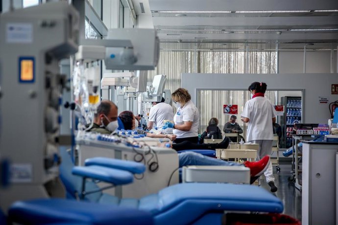 Archivo - Varias personas donan sangre en el centro de Transfusión de Valdebernardo, en Madrid (España). 