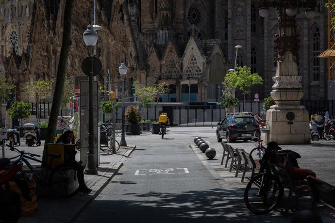 Archivo - Un repartidor amb bicicleta