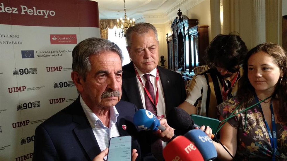 Miguel Ángel Revilla atiende a los medios antes de participar en un curso sobre el 40 aniversario del Estatuto de Autonomía de Cantabria en la UIMP.