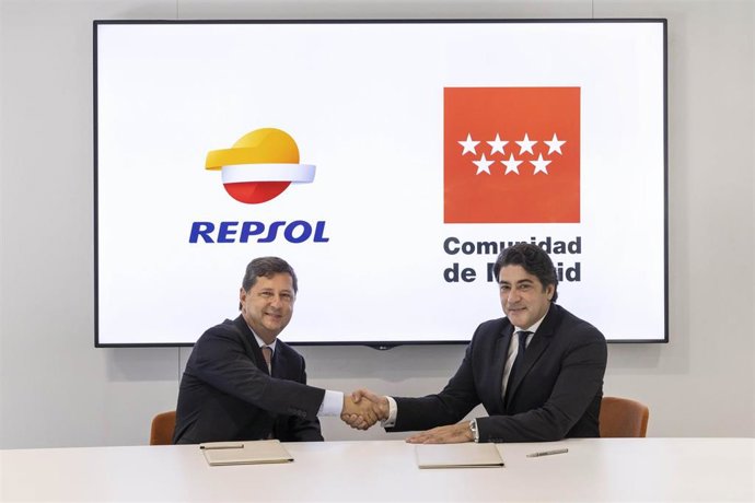 José Barreiro, director ejecutivo de movilidad para España y Portugal de Repsol, y David Pérez, consejero de Transportes e Infraestructuras, durante el acto de firma del acuerdo de colaboración