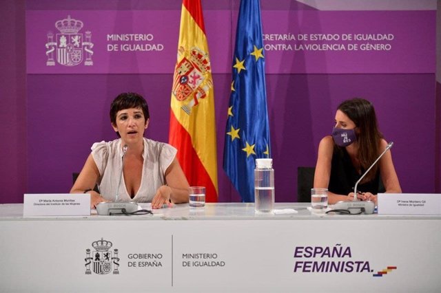 Archivo - La directora del Instituto de las Mujeres, Toni Morillas, y la ministra de Igualdad, Irene Montero