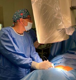 Intervención para implantar un neuroestimulador de ganglio para paliar dolores neuropáticos crónicos de difícil control